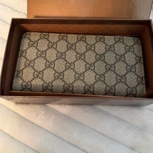 Vintage Gucci GG Supreme canvas zip around continental wallet